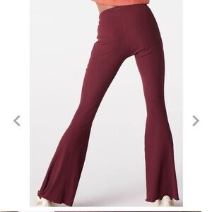 Outdoor voices ruffle trim Rib Flare Yoga Pants maroon M